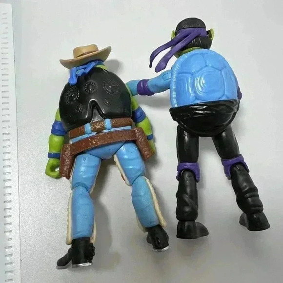 2022 TMNT Mutant Mayhem Donnie as Spock & Cowboy Leo unpackaged With Weapons - Picture 4 of 5